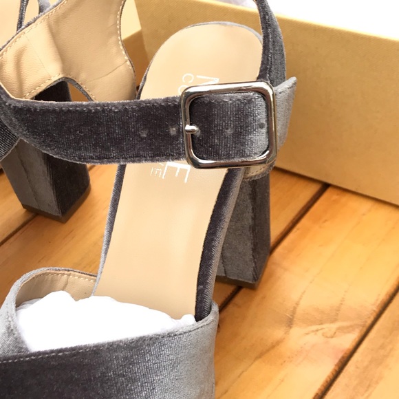 The Mode Collective☀️The Podium Sandal in charcoal - Picture 7 of 9